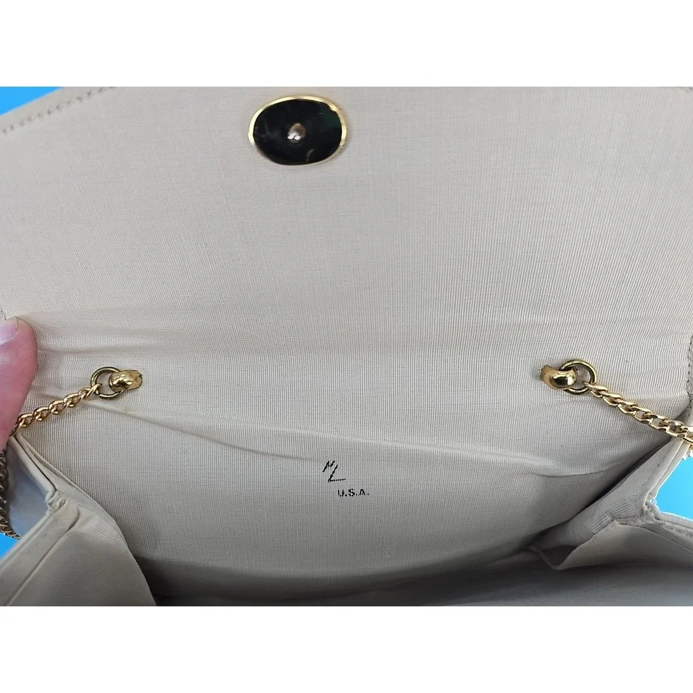 Beautiful Vtg ML USA Beige Ivory Clutch Handbag Bag Purse Kiss Closure‎ W/ Chain